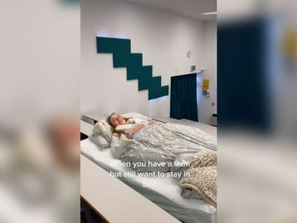 Ուսանողուհին առաջին դասին մասնակցել է տնից բերված մահճակալի վրա պառկած (տեսանյութ)